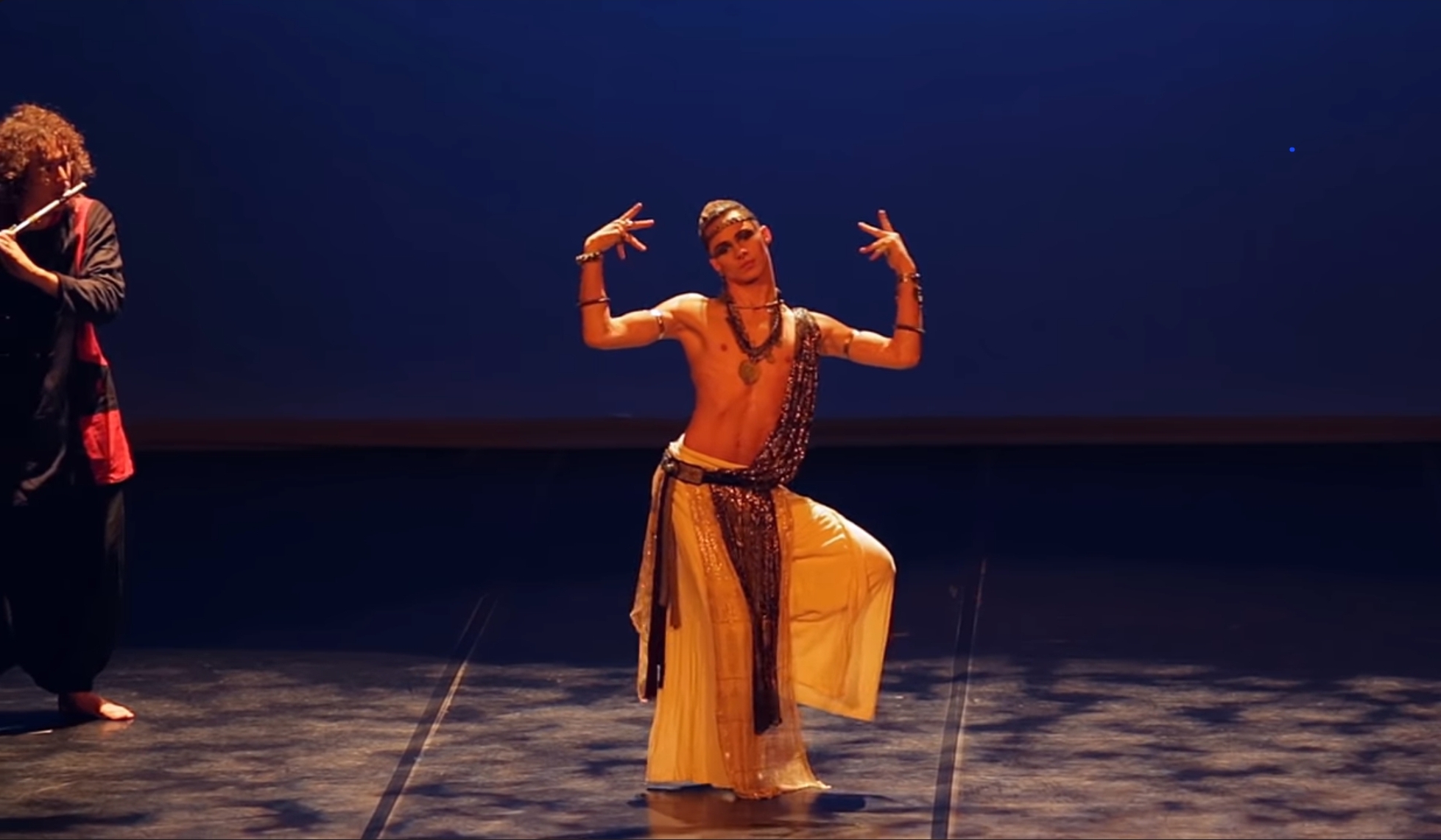Fransız Zenne Illan Rivière muhteşem dansı ile büyülenmeye hazır olun